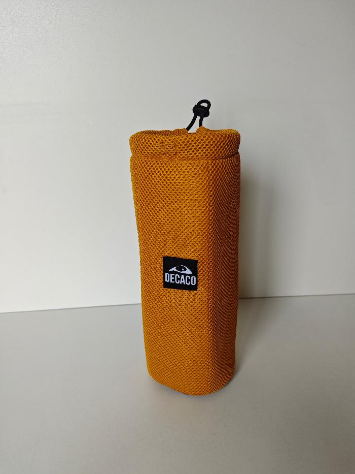 ¡Añade un toque de color a tus aventuras con nuestra funda para botella!
Nuestra funda de malla 3D no solo protege tu botella, sino que también es un accesorio de moda. Con su diseño moderno y colores vibrantes, es el complemento perfecto para cualquier estilo de vida activo.