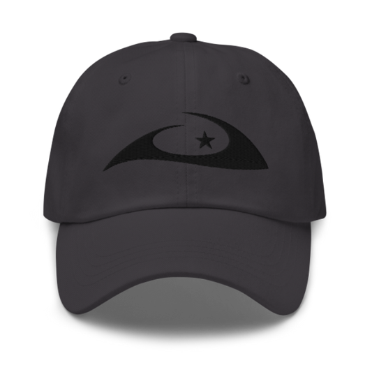 Gorra de béisbol con logo decaco, un complemento perfecto para cualquier outfit.