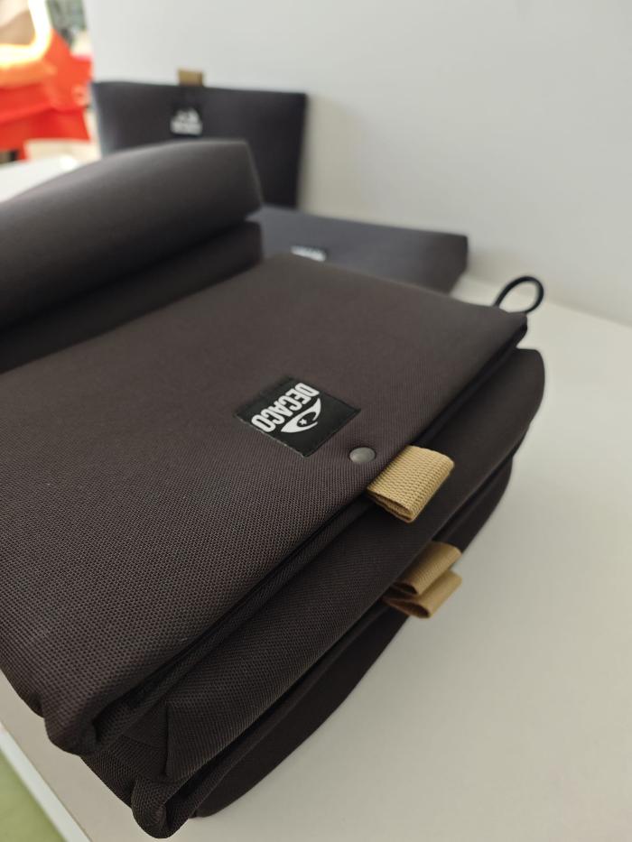  ¡Organiza tus esenciales con estilo! Este práctico neceser combina un exterior elegante en color antracita con un llamativo interior naranja. Su cierre original y su amplio espacio interior lo convierten en el compañero ideal para tus viajes o para mantener tus productos de belleza siempre ordenados.