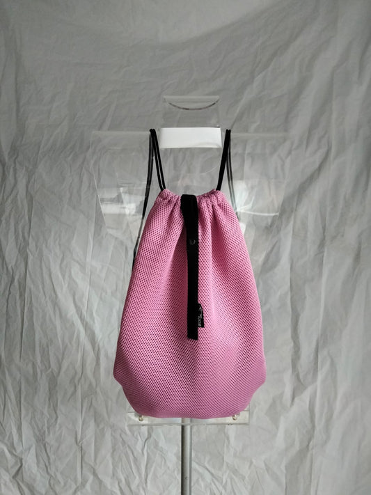 Mochila de malla en color rosa, ideal para el gimnasio o actividades al aire libre. Ligera y transpirable.